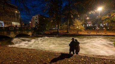 Keine Surfer an der neu beleuchteten Eisbachwelle