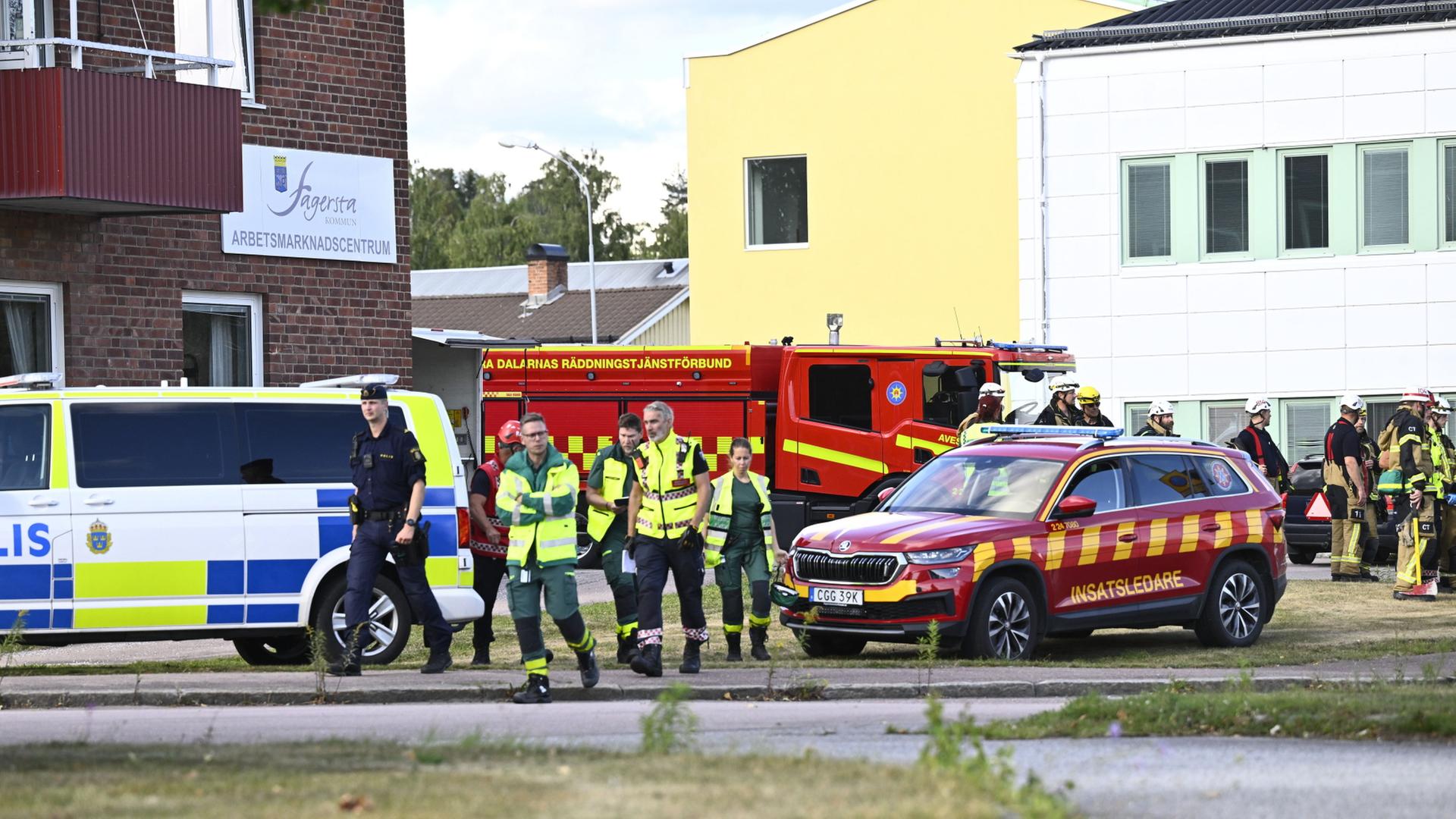 Einsatzkräfte stehen vor einer Schule im schwedischen Fagersta. | Fredrik Sandberg/TT News Agency via AP