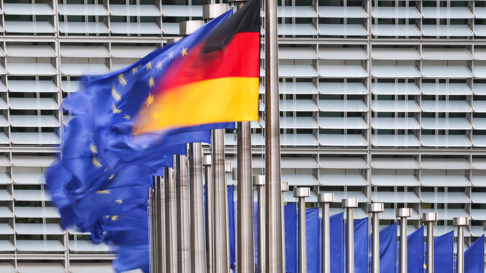Die Flaggen von Deutschland und der Europäischen Union wehen vor dem Gebäude der Europäischen Kommission in Brüssel. | EPA