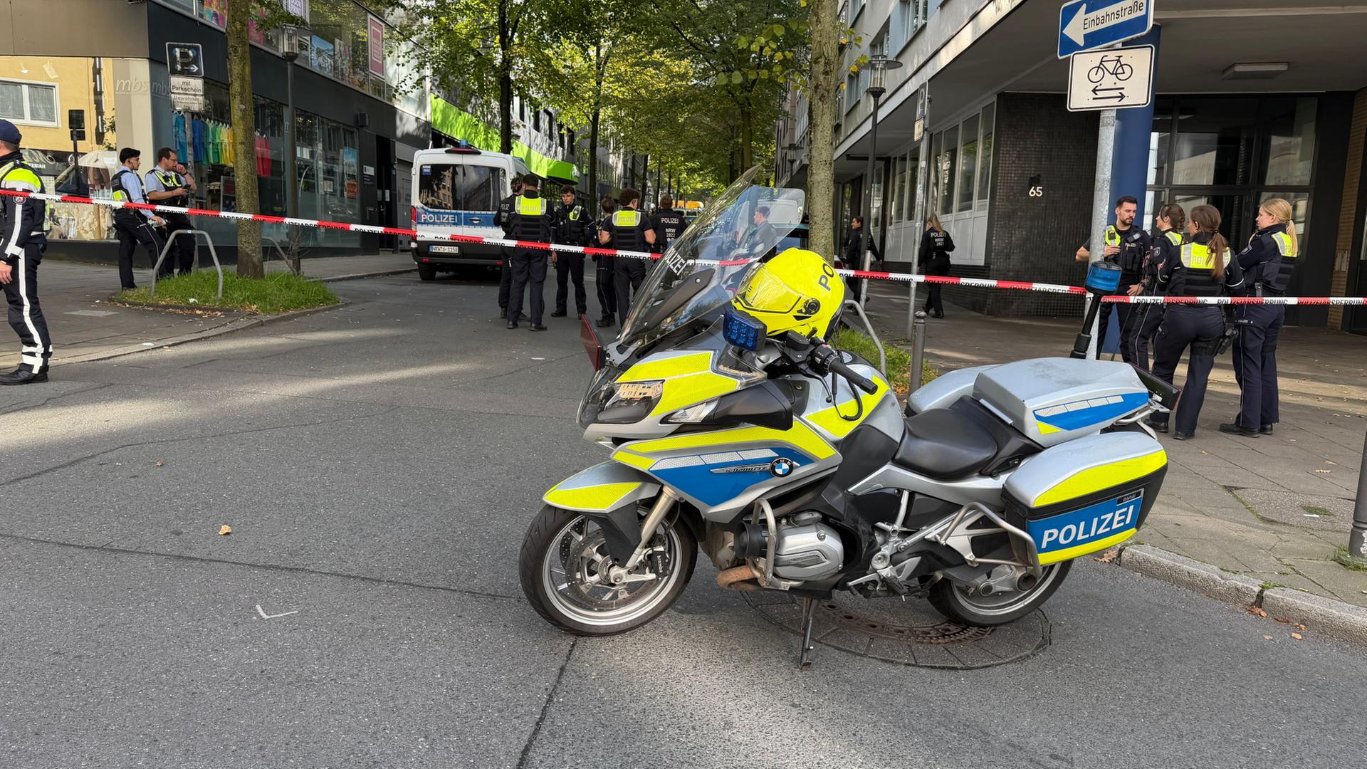 EinsatzkrÃ¤fte sind bei einem Polizeieinsatz in Essen zu sehen. | Justin Brosch/dpa