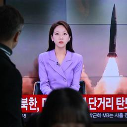Ein Mann schaut auf einen Fernseher, der eine Nachrichtensendung mit Aufnahmen eines nordkoreanischen Raketentests zeigt.