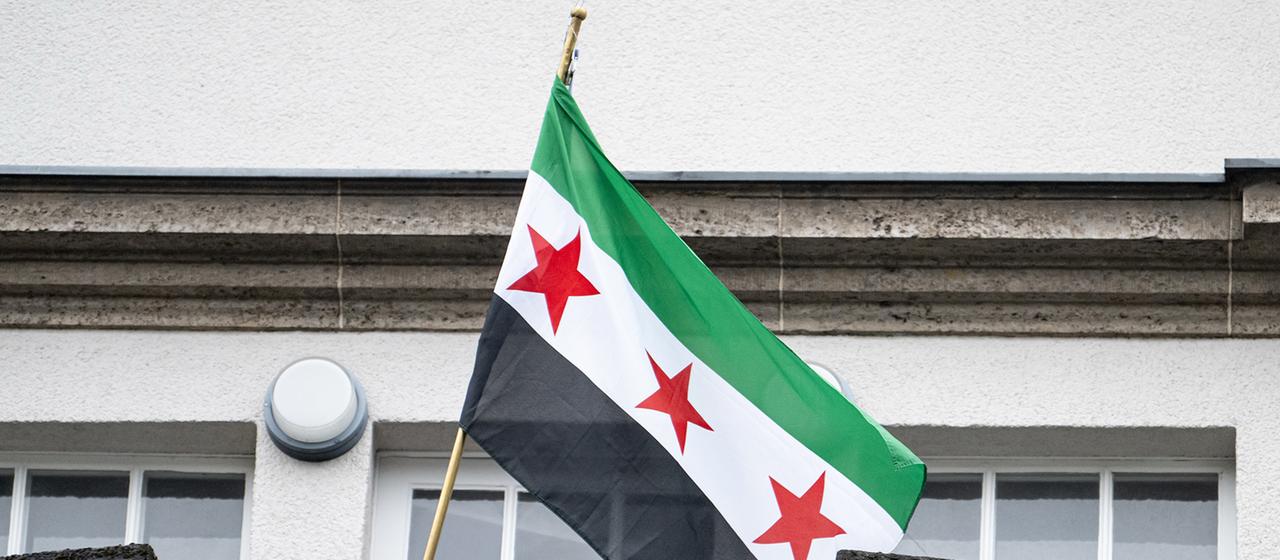 Neue syrische Flagge weht auf dem Balkon der Syrischen Botschaft Berlin.