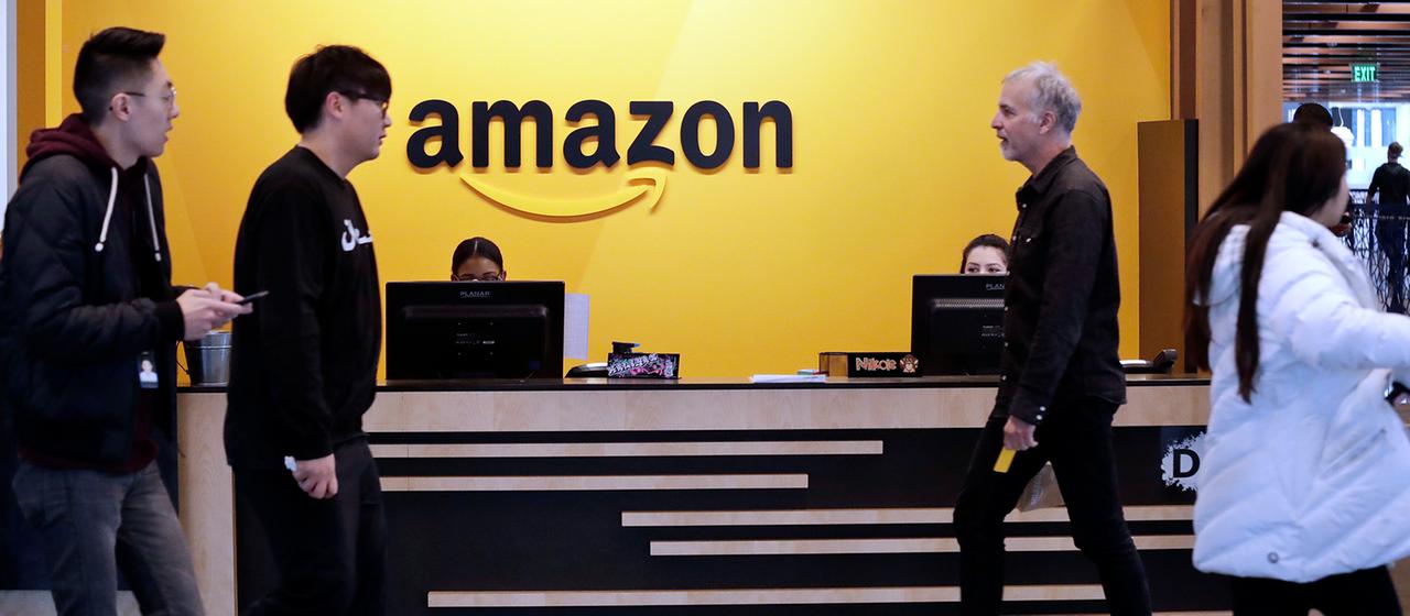 Mitarbeiter gehen durch eine Lobby der Amazon-Zentrale in Seattle.