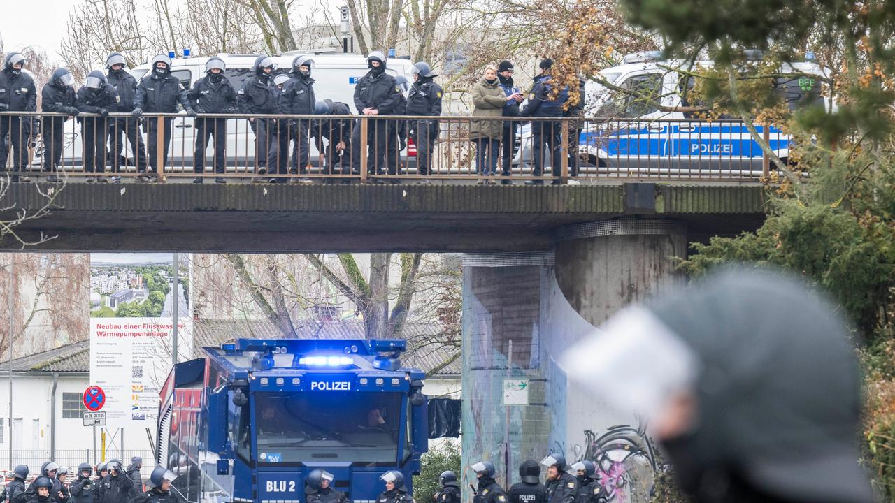 Liveblog zum AfD-Treffen: Mehrere Blockaden - Polizei setzt Wasserwerfer ein