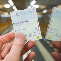 Symbolbild: Ein Bahnticket der Berliner Verkehrs-Betriebe spiegelt sich in Berlin vor einer U-Bahn in einer Fensterscheibe. (Quelle: dpa/Schulze)