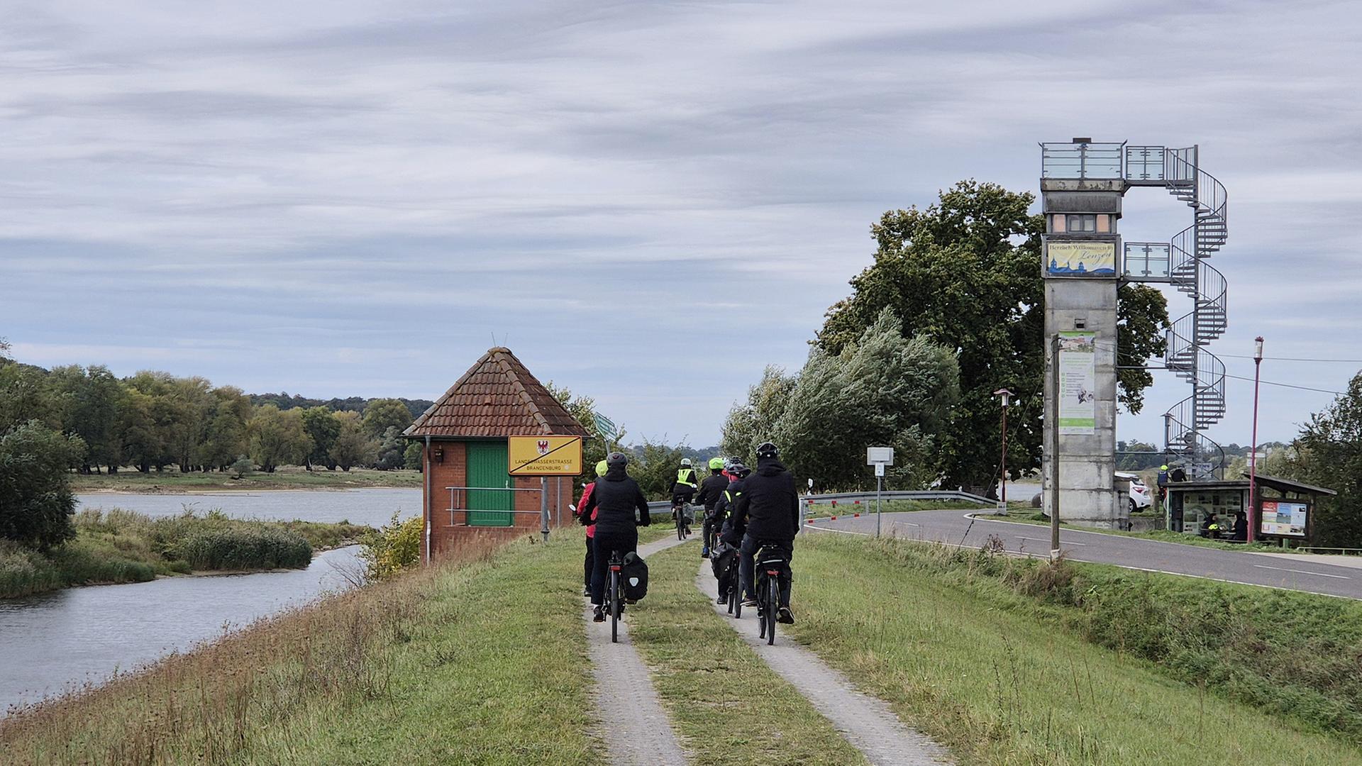 Fahrradfahrer fahren am Grenzturm Lenzen vorbei. | Sven Kästner, WDR