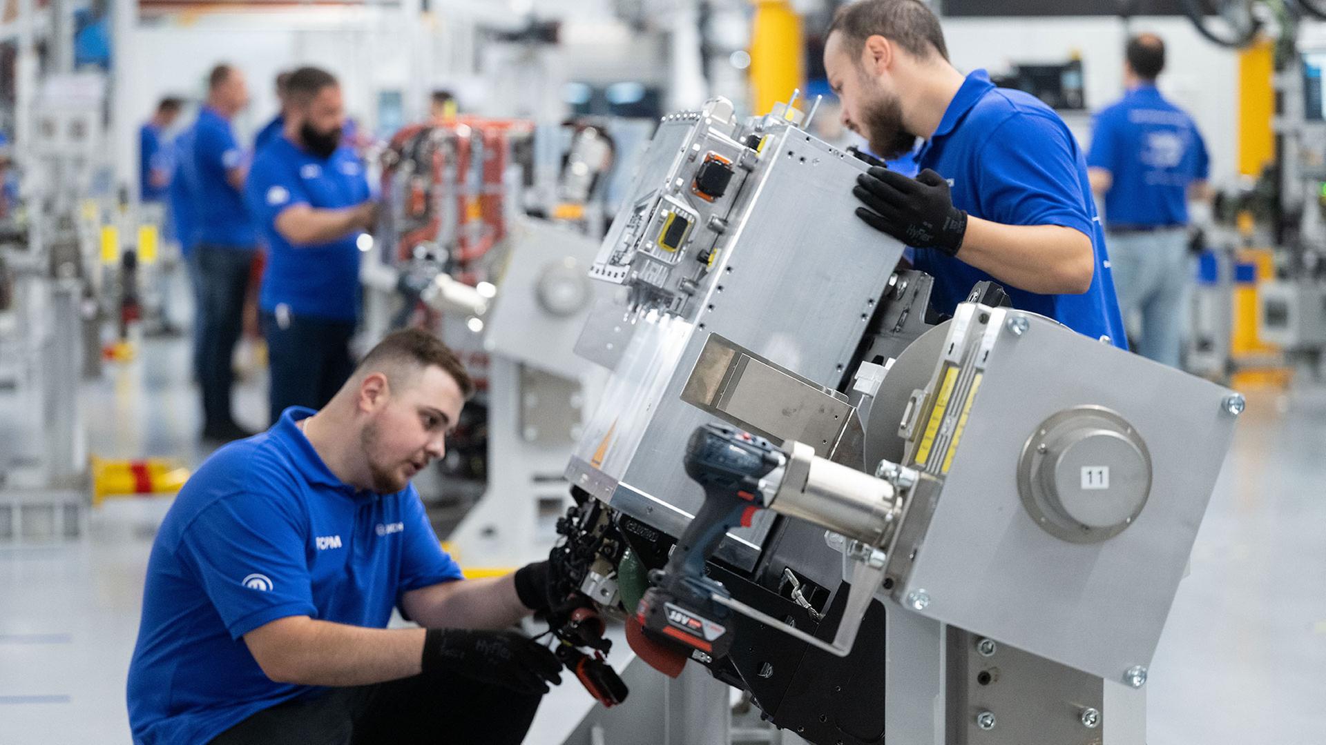 Mitarbeiter der Robert Bosch GmbH montieren  Brennstoffzellen-Antriebssysteme f�r die Stromerzeugung aus Wasserstoff in Fahrzeugen.  | picture alliance/dpa