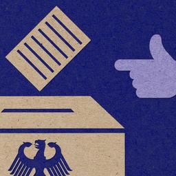 Ein Stimmzettel fällt in eine Wahlurne