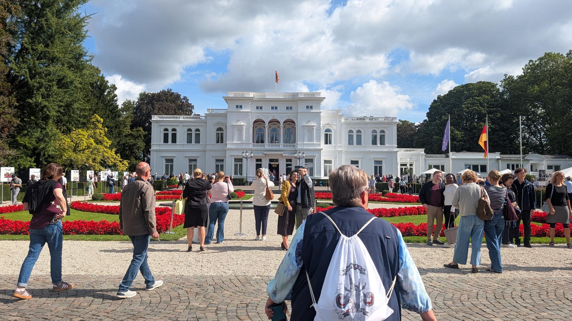 Viele Menschen stehen vor der weissen Villa Hammerschmidt in Bonn. | WDR/Judith Reuber