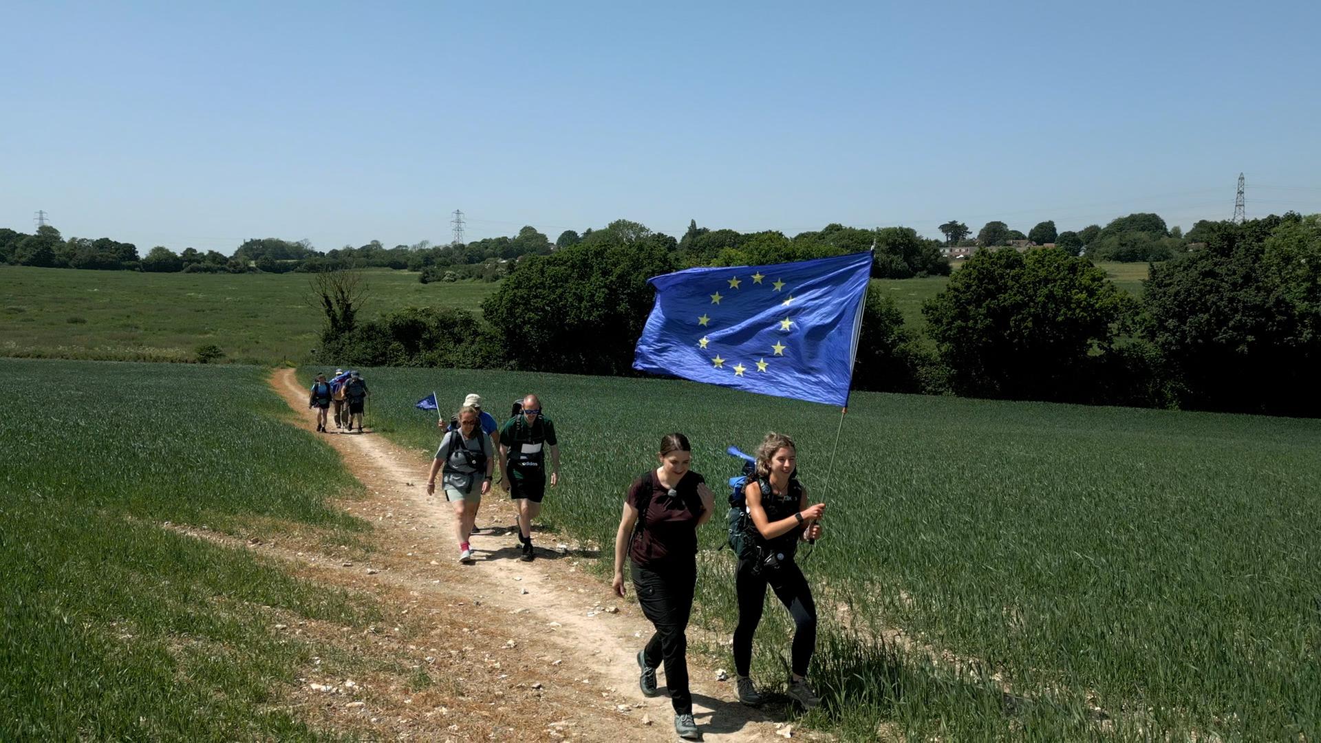 Ceira mit anderen Aktivistinnen und Aktivisten bei einem Protestmarsch. | ARD London