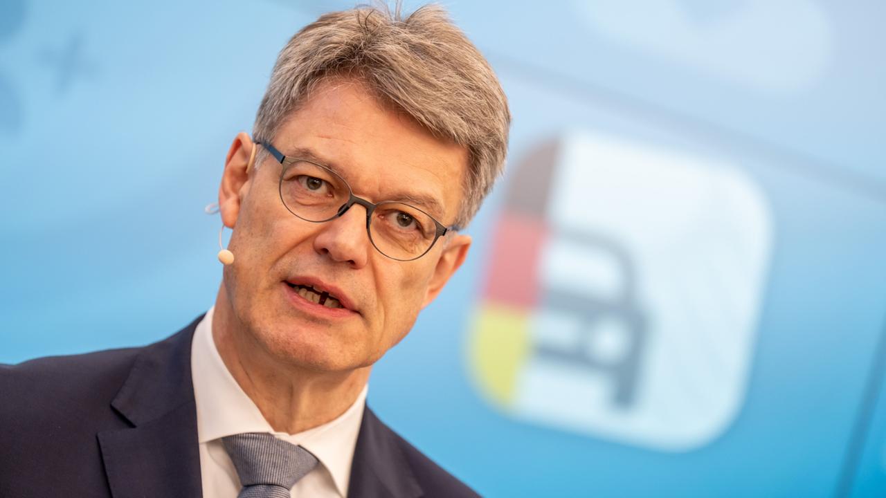 Schnieder: Bahn-Zustand geht in “demokratiegefährdende Richtung”