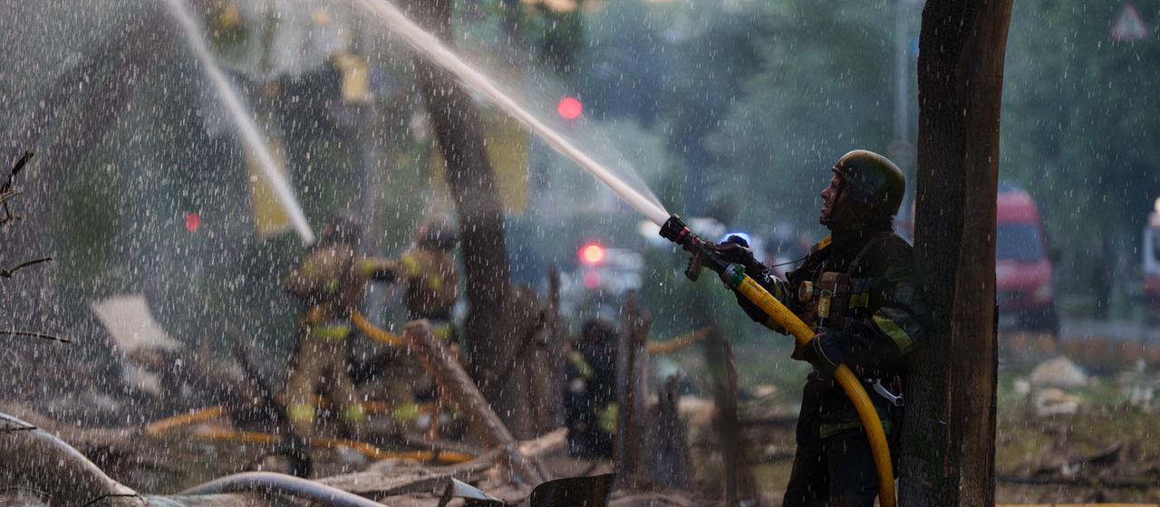 Einsatzkräfte löschen nach russischen Angriffen ein Feuer in Kiew