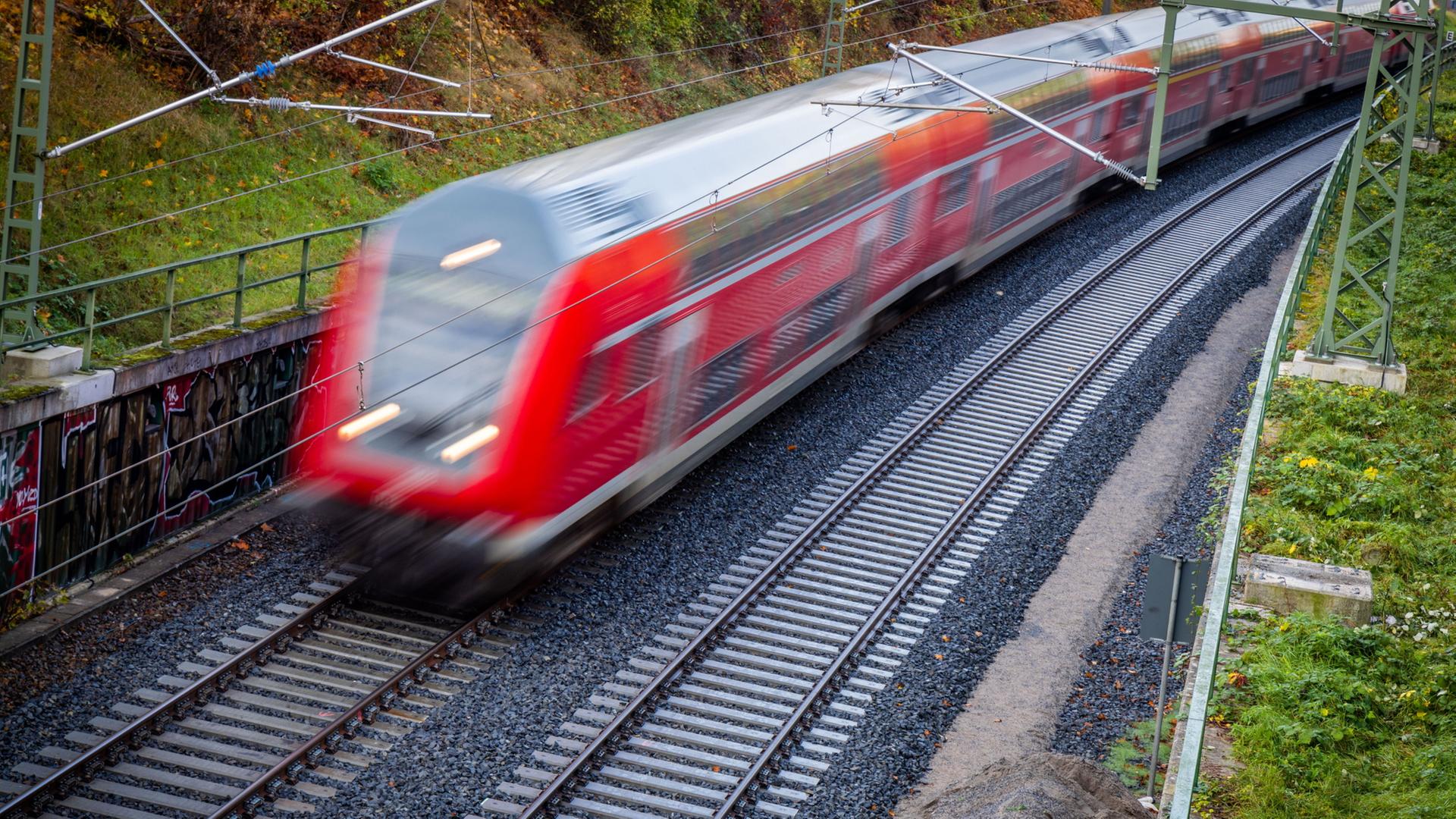 Ein Nahverkehrszug fährt über eine Bahntrasse in Mecklenburg-Vorpommern (Archiv) | Jens Büttner/Deutsche Presse-Age