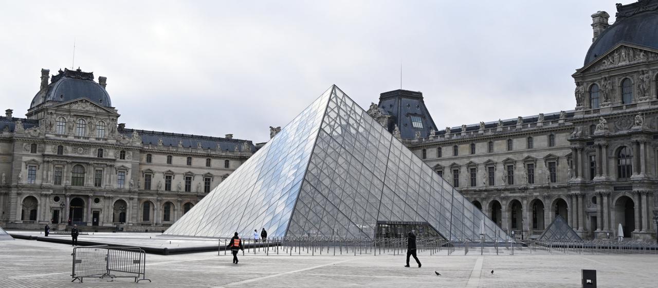 Die Glaspyramide vor dem Louvre in Paris. | AP Die Glaspyramide vor dem Louvre in Paris.
