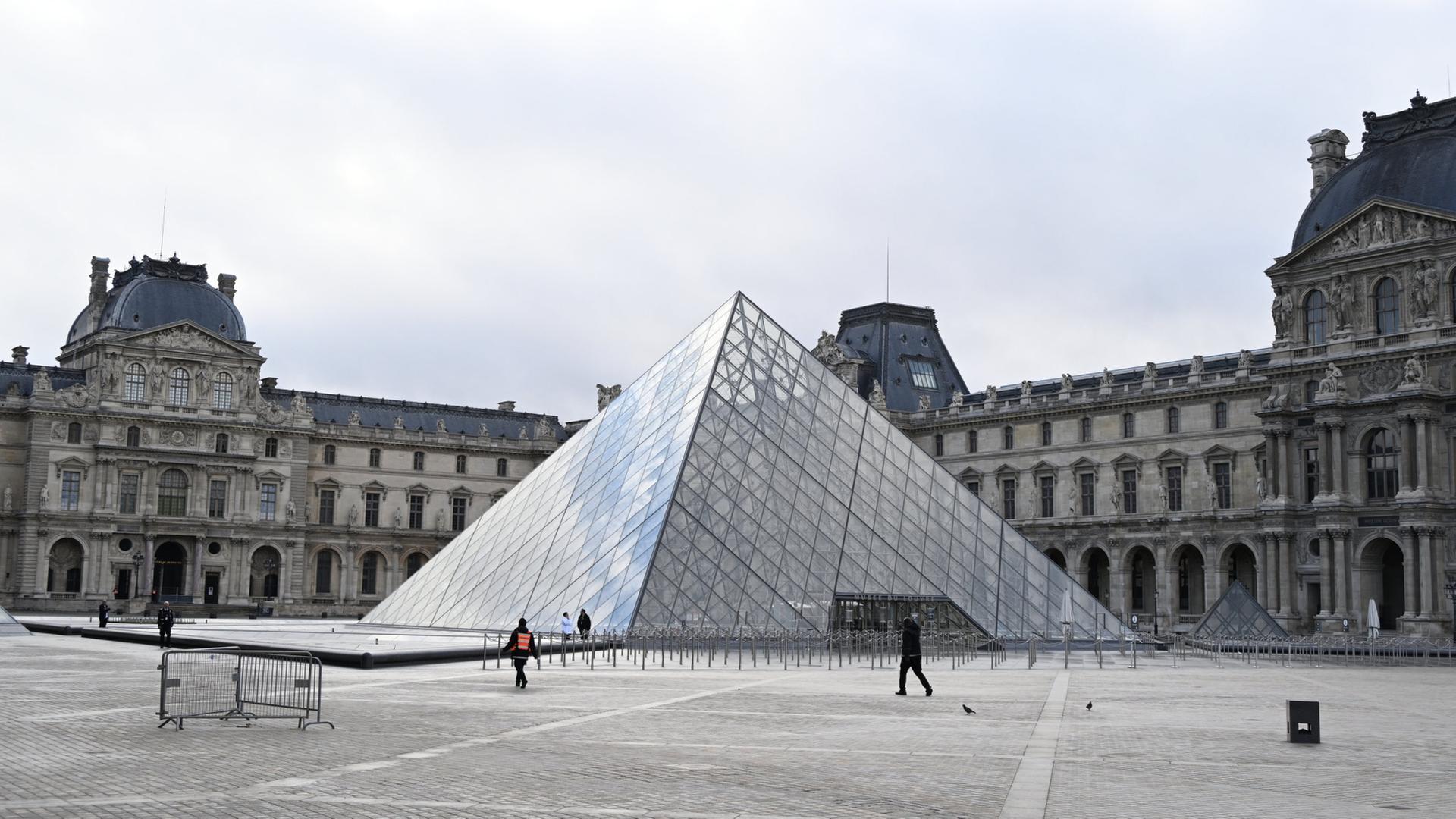 Die Glaspyramide vor dem Louvre in Paris. | AP