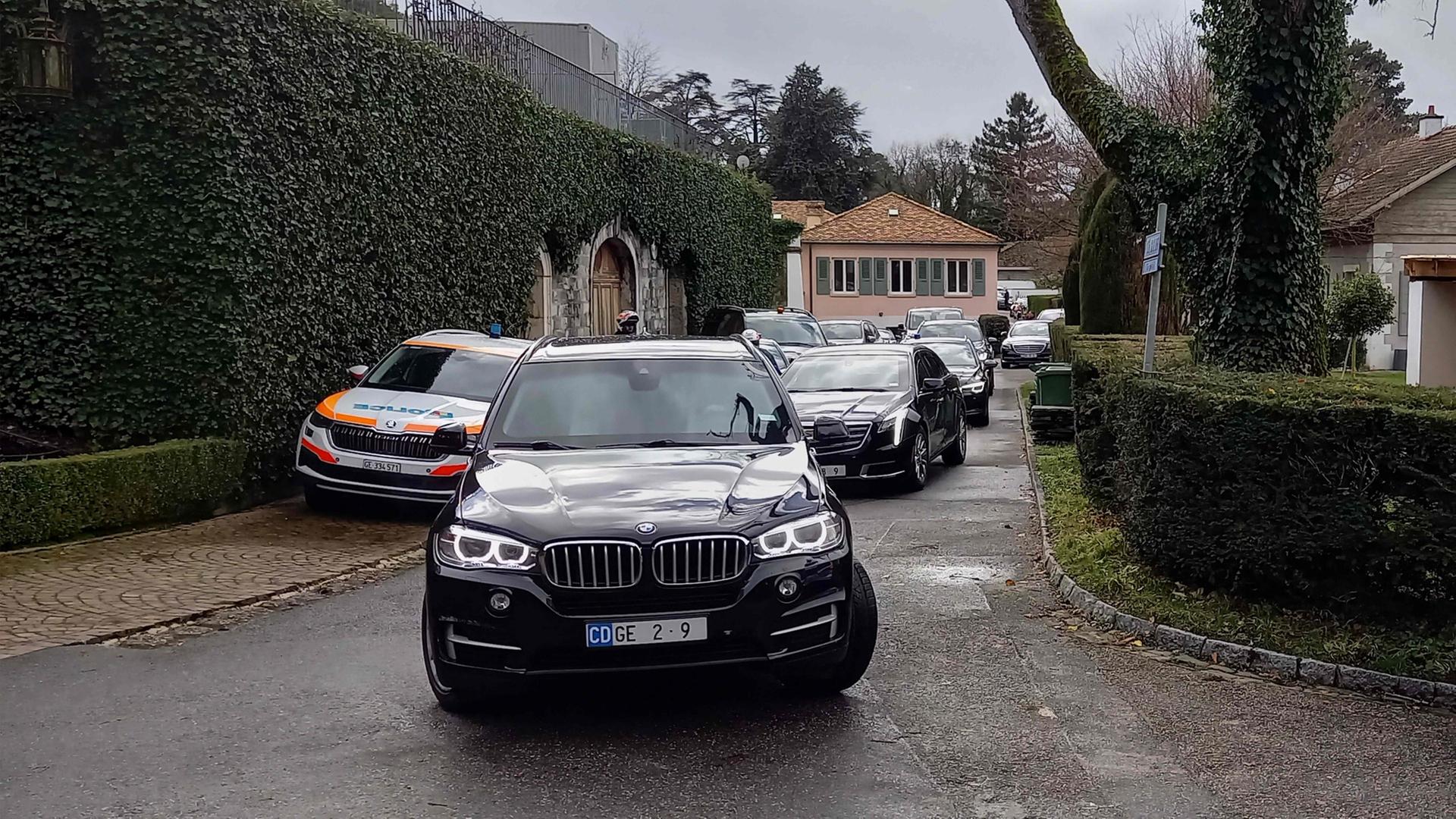 Autos der US-Delegation verlassen die omanische Botschaft in Genf | AFP