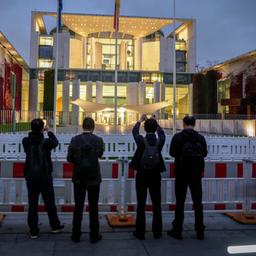 Medienvertreter vor dem Kanzleramt