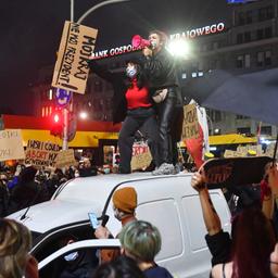 In Warschau legten Frauen mit Blockaden den Verkehr lahm.