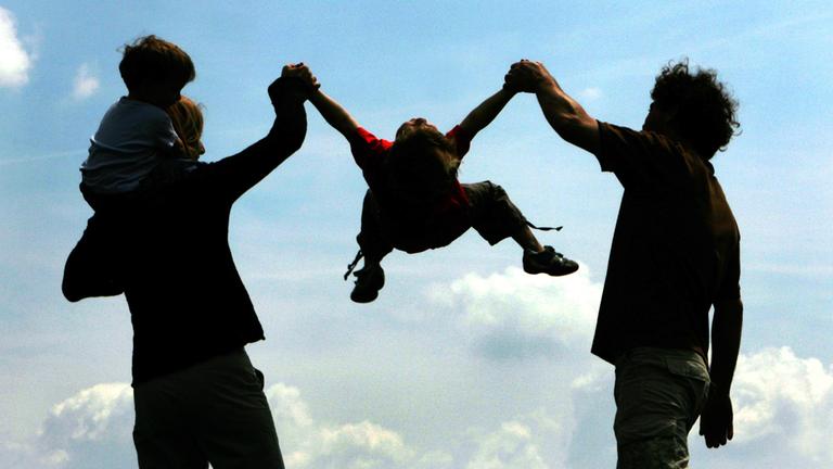 Ein Ehepaar mit ihren Kindern