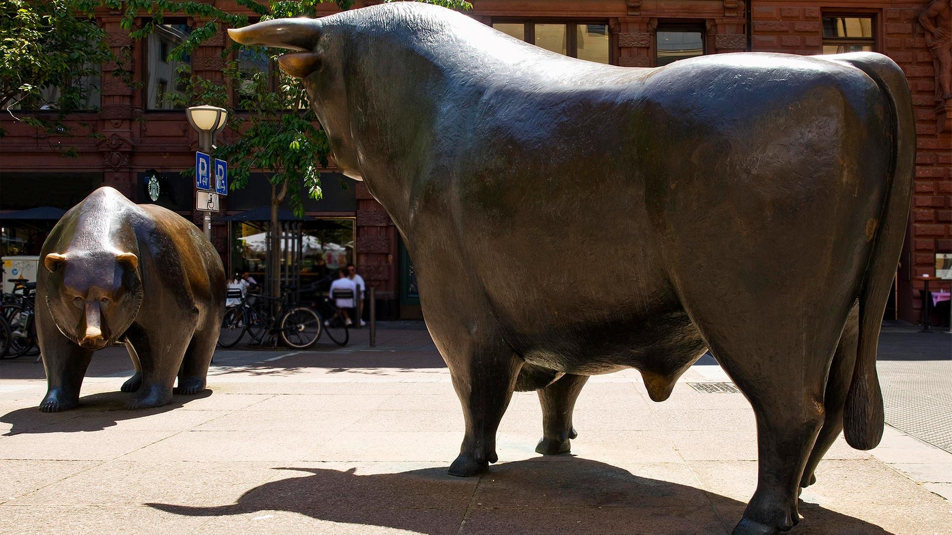 Bulle und Bär auf dem Börsenplatz in Frankfurt. | picture alliance / imageBROKER