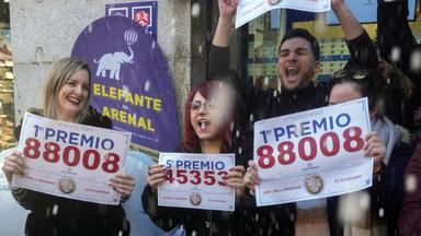 Losverkäufer der El-Gordo-Lotterie feiern