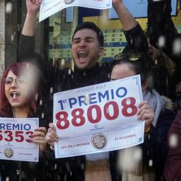 Losverkäufer der El-Gordo-Lotterie feiern