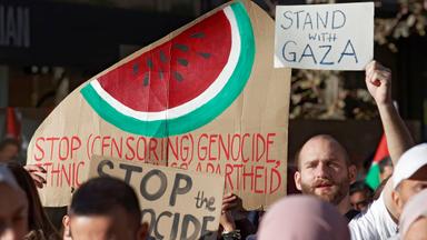 Ein Schild mit einer Wassermelone auf einer pro-palästinensischen Kundgebung in Düsseldorf.