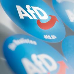 Das AfD-Logo ist auf Stickern zu sehen.