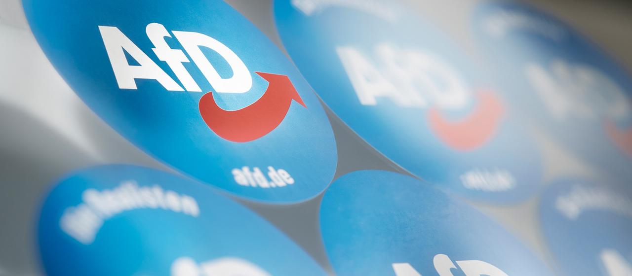 Das AfD-Logo ist auf Stickern zu sehen.