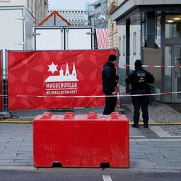 Polizisten stehen am Tatort in Magdeburg
