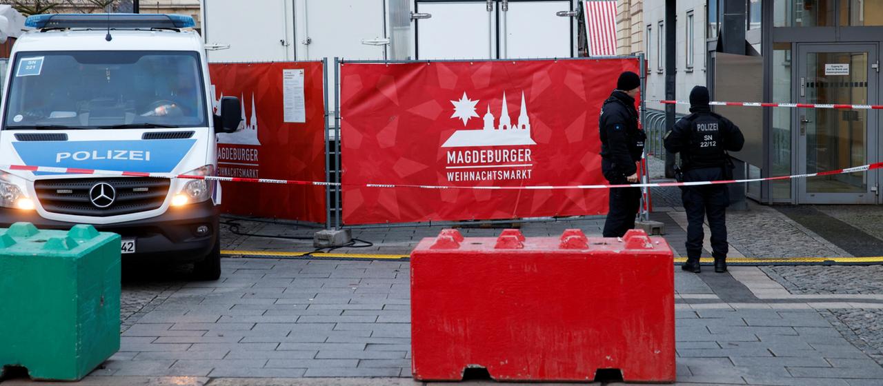 Polizisten stehen am Tatort in Magdeburg