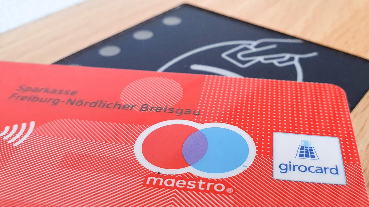 Sparkasse Holland Kartenzahlung Gebuehren Sparkassen geben Karten mit neuer Zahlfunktion aus | tagesschau.de