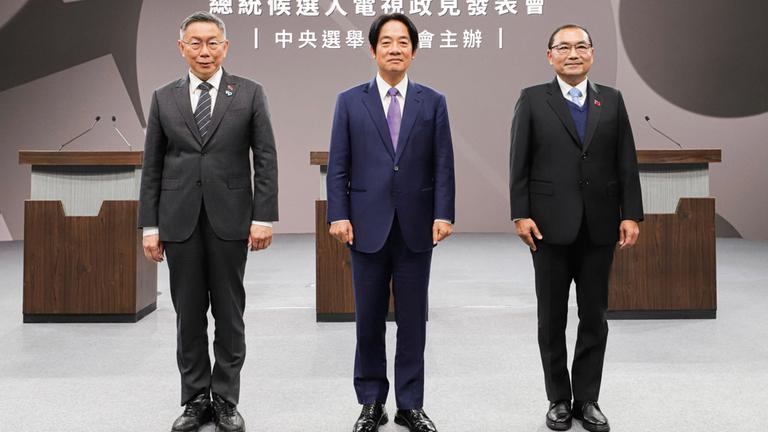 Taiwans Präsidentschaftskandidaten Ko, Lai und Hou präsentieren sich vor einer TV-Debatte