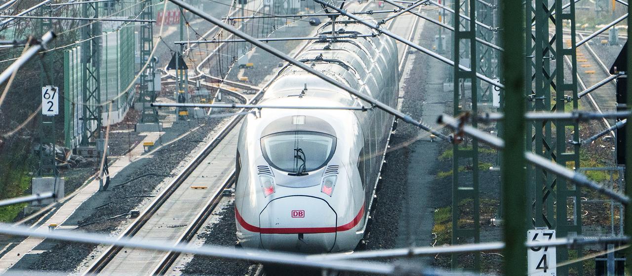 Ein ICE rollt auf einer Strecke. (Archivbild: 15.12.2024)