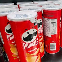 Pringles packt in einem Supermarktregal.