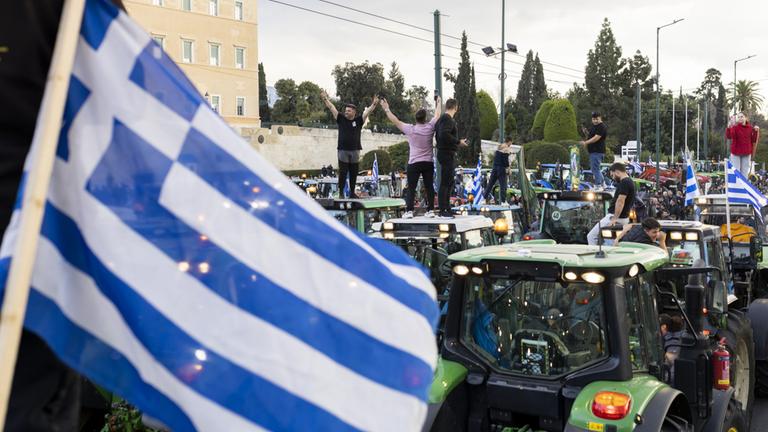 Tausende Landwirte ziehen mit Traktoren während einer Protestaktion nach Athen.