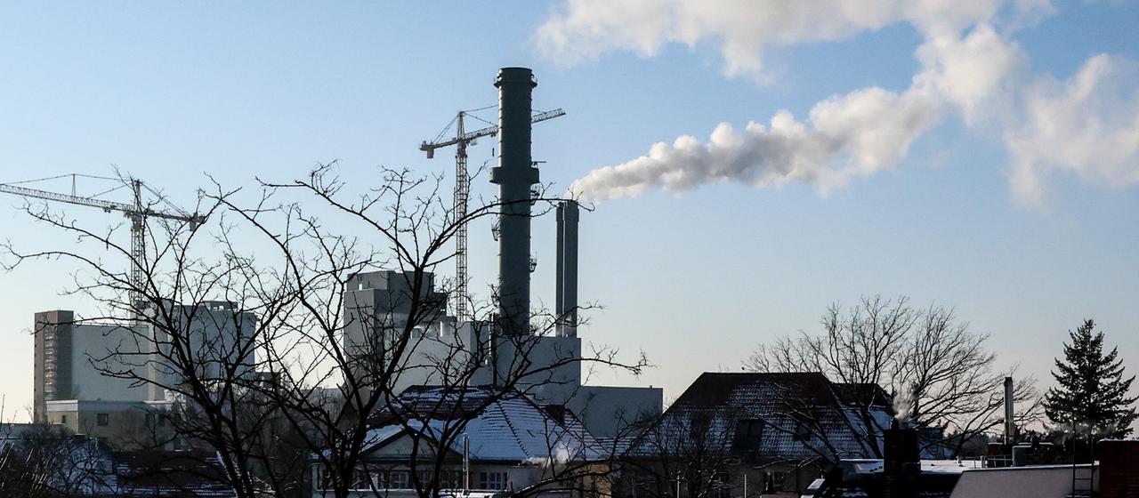 Blick auf das Heizkraftwerk Lichterfelde im Südwesten Berlins.