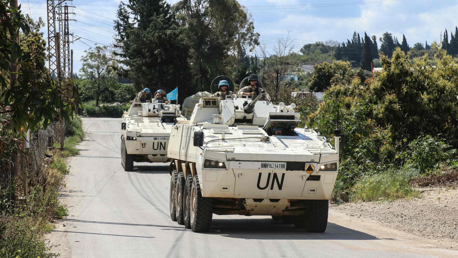 Mitglieder der UN-Friedenstruppe im Libanon patrouillieren auf der Straße des südlibanesischen Dorfes Tair Debba. | AFP