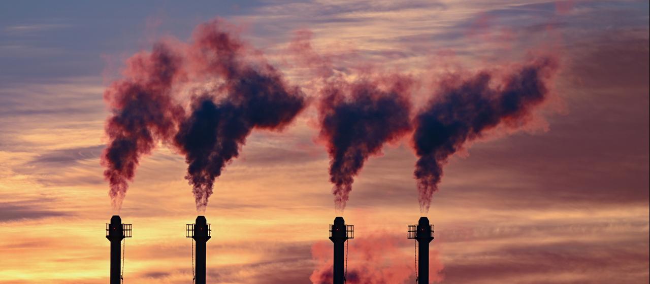 Rauch aus den Schornsteinen eines Blockheizkraftwerks. (Archivfoto: 7. Februar 2023)