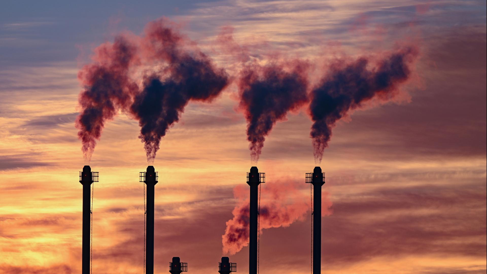 Rauch aus den Schornsteinen eines Blockheizkraftwerkes. (Archivfoto: 07.02.2023) | dpa