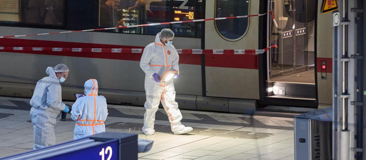 Mitarbeiter der Spurensicherung auf einem Bahnsteig des Hamburger Hauptbahnhofs
