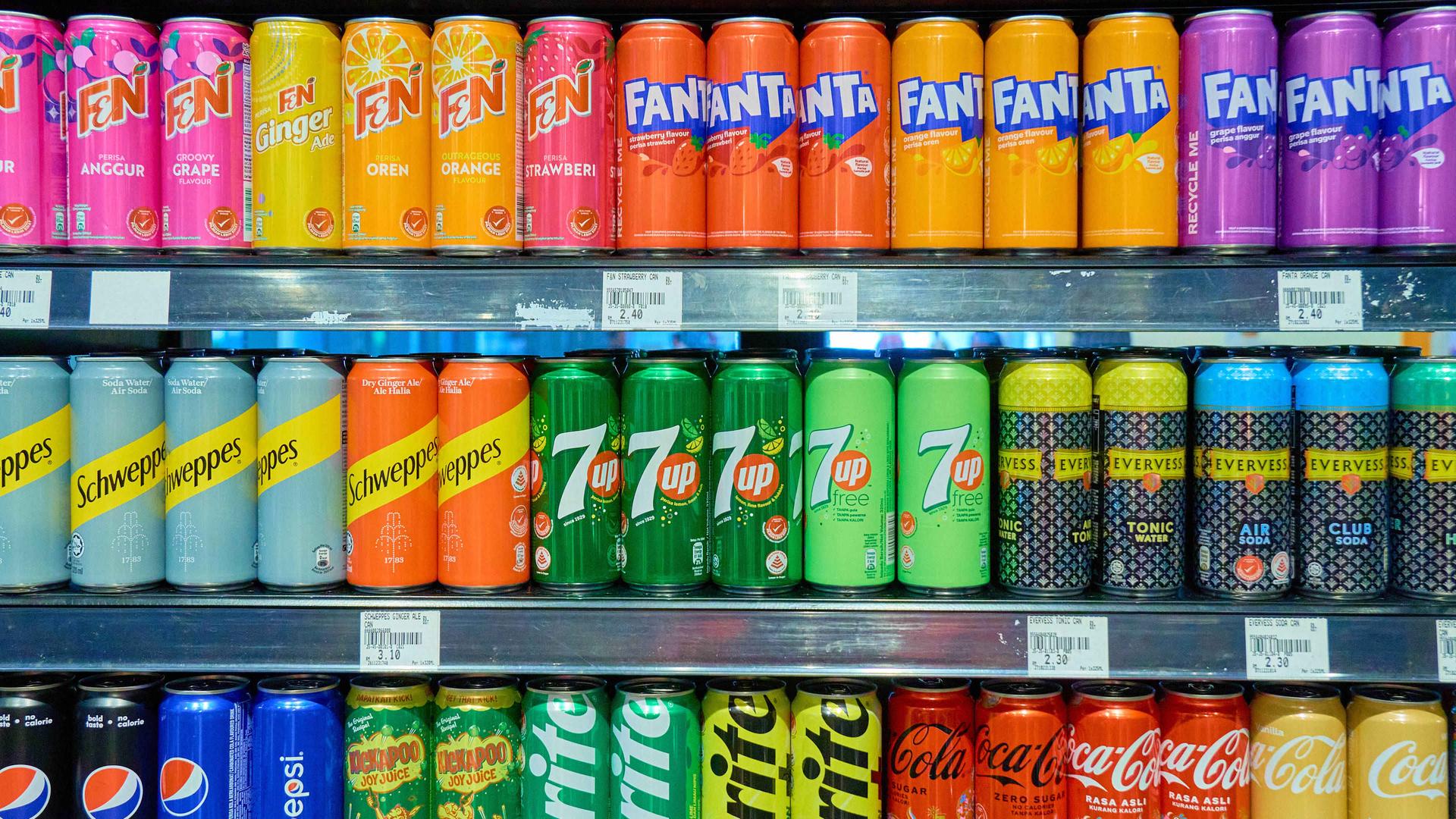 Verschiedene Limonaden-Dosen im Supermarkt-Regal.  | IMAGO/Michael Bihlmayer