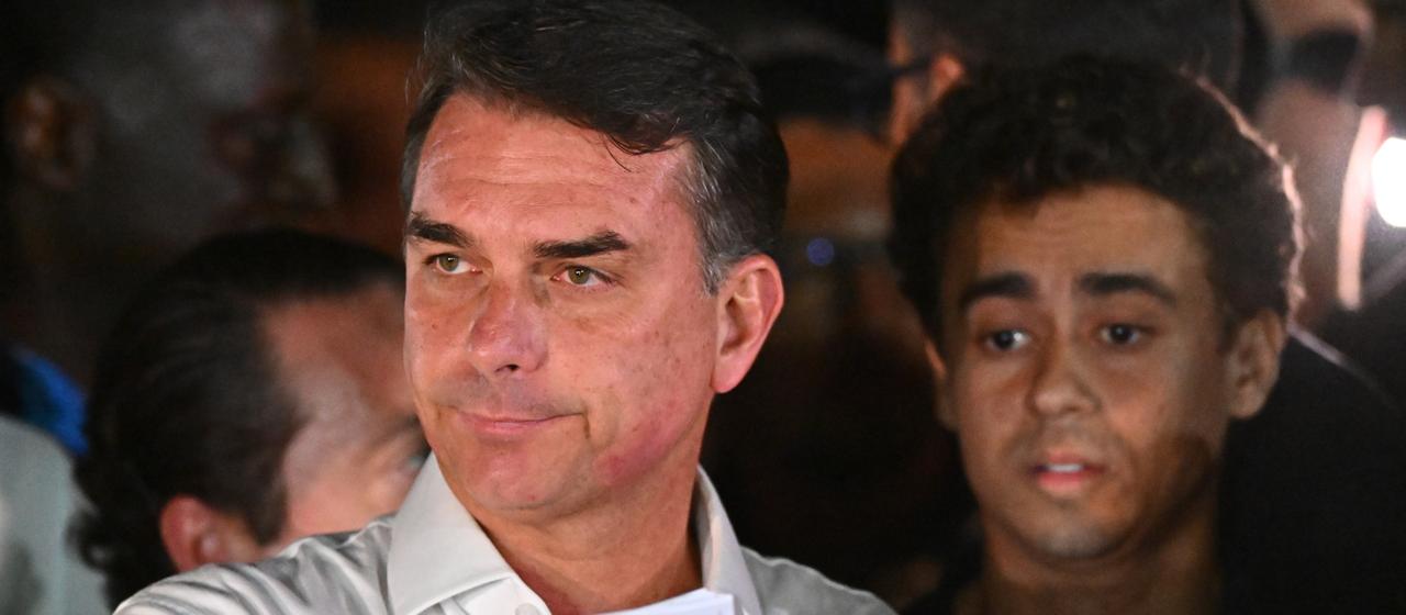 Flavio Bolsonaro bei einer Wahlkampfveranstaltung inmitten einer Menschenmenge.