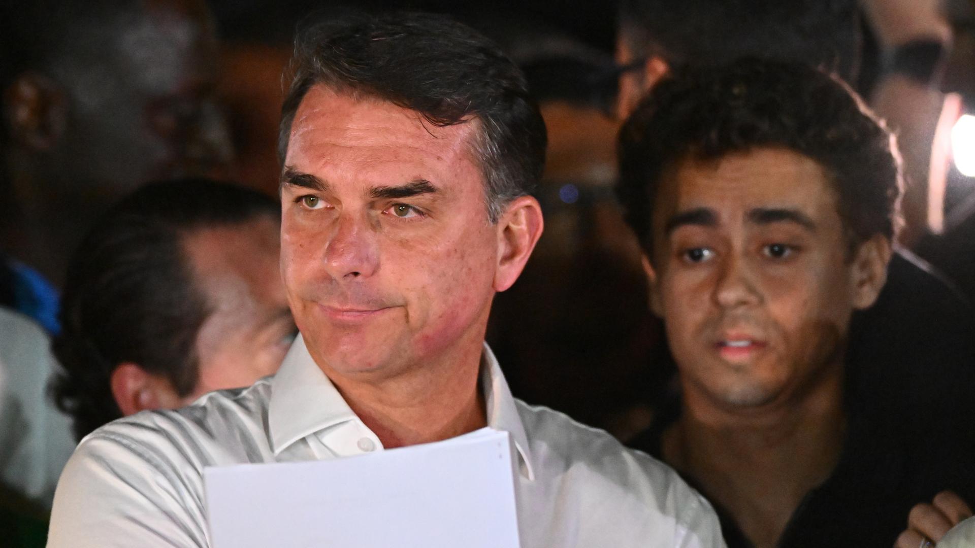 Flavio Bolsonaro bei einer Wahlkampfveranstaltung inmitten einer Menschenmenge. | EPA