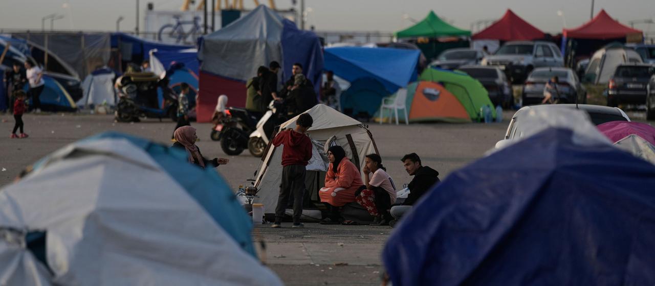 Vertriebene sitzen in den südlichen Vororten Beiruts vor Zelten, die als Unterkunft dienen