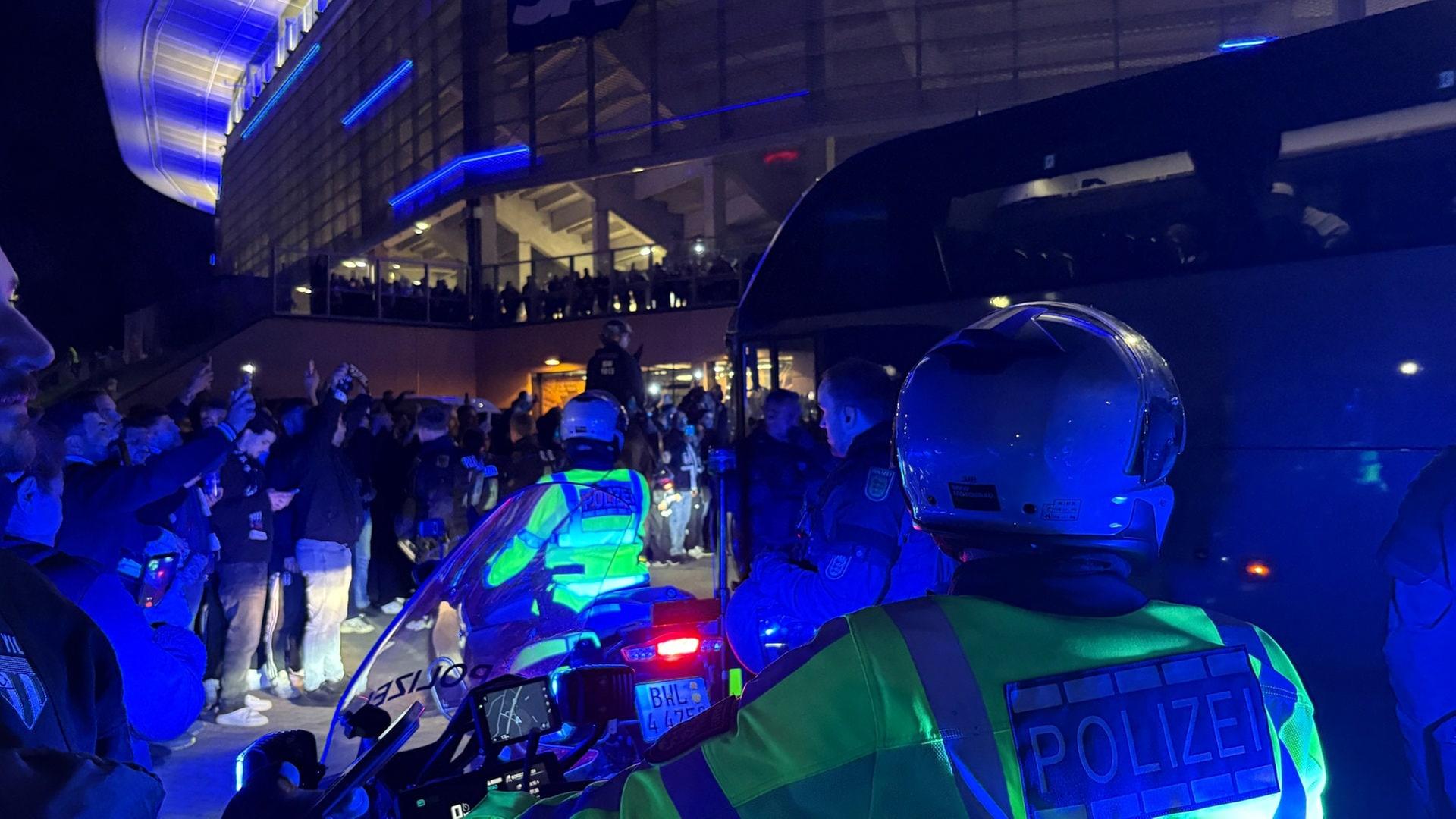 Polizist Immanuel Schmidt eskortiert den Mannschaftsbus ins Stadion. | SWR