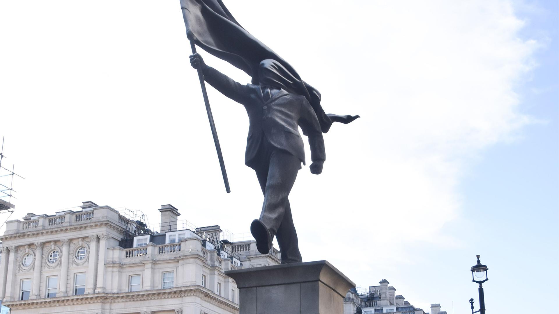 Am Waterloo Place im Zentrum Londons steht eine Statue, die einen Mann zeigt, der eine Flagge hÃ¤lt, die sein Gesicht verdeckt. | Vuk Valcic/ZUMA Press Wire/dpa