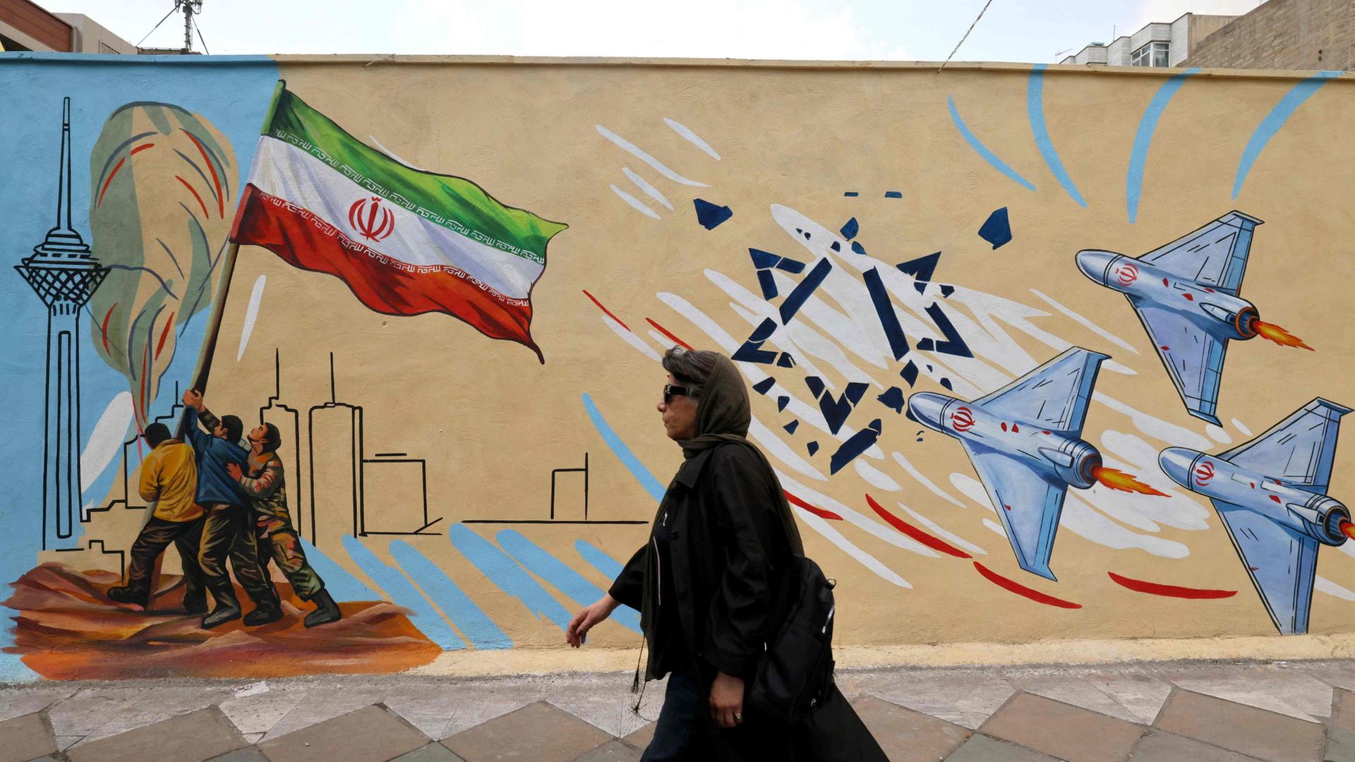 Eine Frau vor einem anti-israelischen Wandbild in Teheran | AFP