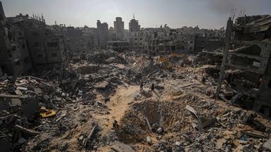 Menschen suchen nach einem Angriff auf das Flüchtlingslager Dschabalia nach Verschütteten.