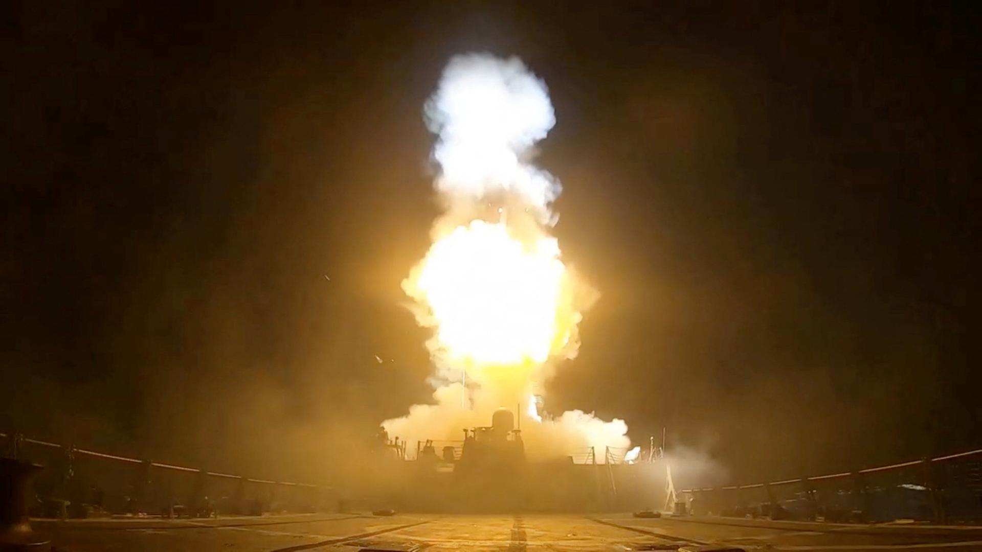 Eine Rakete wird von einem US-Kriegsschiff auf Iran abgefeuert. | via REUTERS